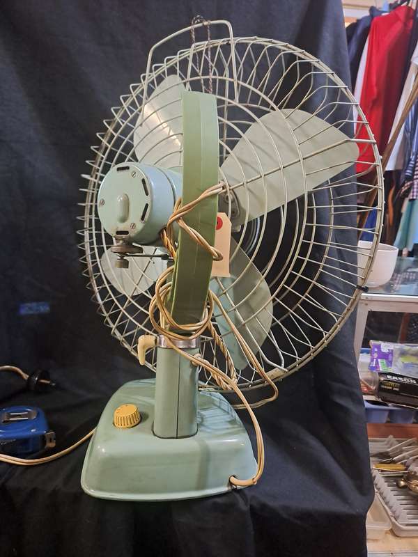 Green electric retro big desk fan (working)