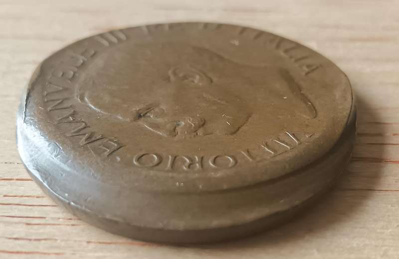 Italy 10 Centesimi 1922 off-centre error strike coin