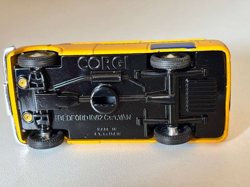 Bedford Van "Corgi Collectors Club 1990" #D981 (Corgi +/-1:43 made in Britain)