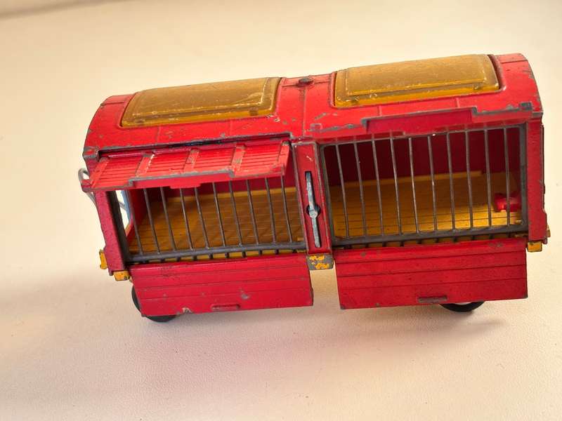 Rare Vintage Chipperfields Circus 6x6 Truck + Trailer (Corgi +/-1:43 made in Britain)