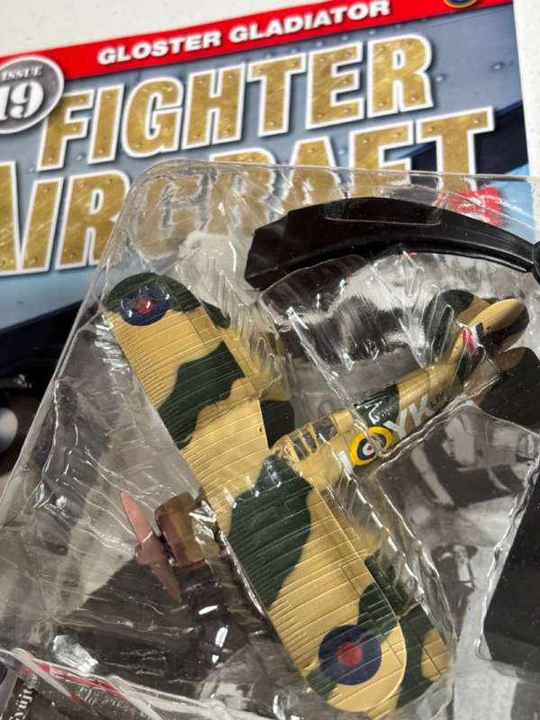 Gloster Gladiator I, no 80 Squadron RAF, 1940 (1:72 model with mag - Fighter Aircraft Collection)