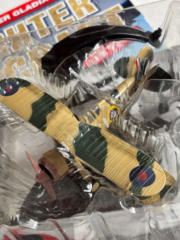 Gloster Gladiator I, no 80 Squadron RAF, 1940 (1:72 model with mag - Fighter Aircraft Collection)