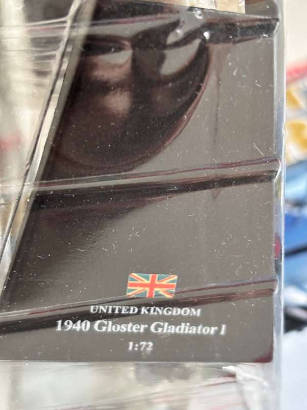 Gloster Gladiator I, no 80 Squadron RAF, 1940 (1:72 model with mag - Fighter Aircraft Collection)