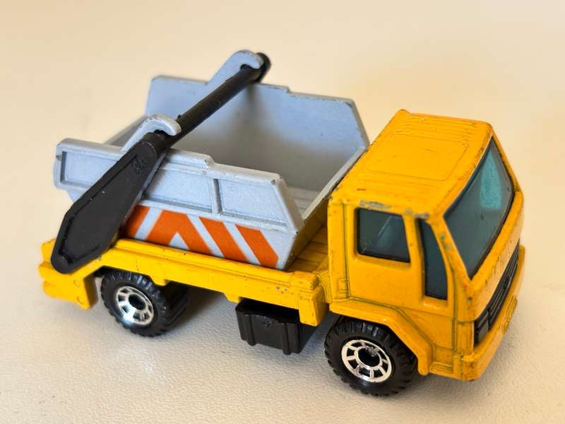 Ford Cargo Skip Truck 1986 (Matchbox)