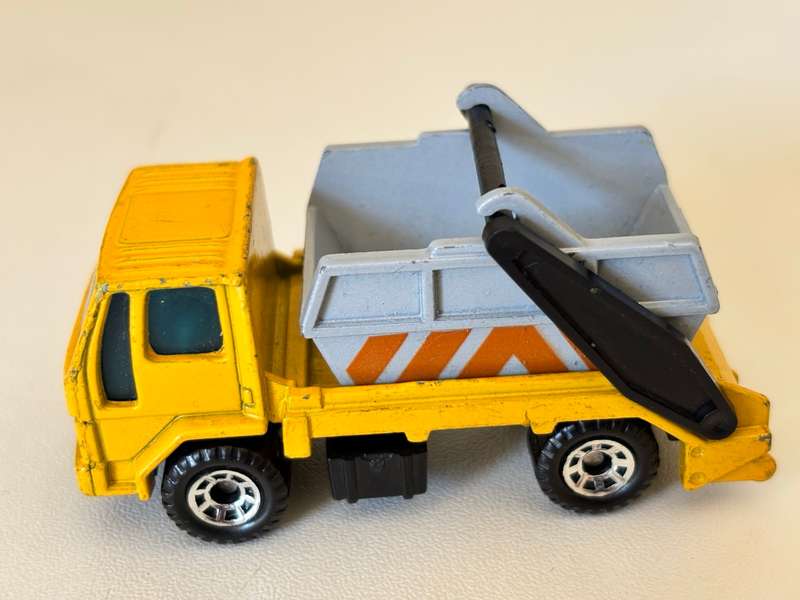 Ford Cargo Skip Truck 1986 (Matchbox)