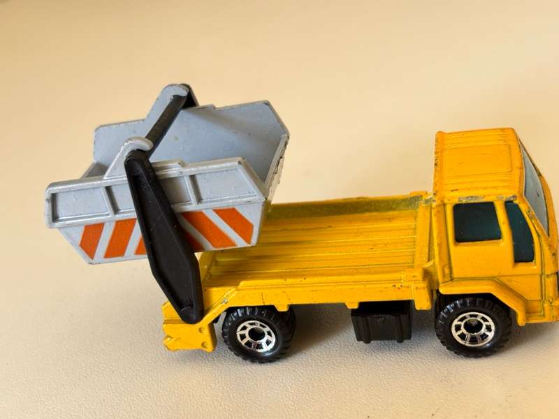 Ford Cargo Skip Truck 1986 (Matchbox)