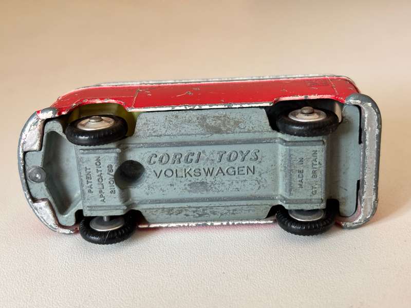 Volkswagen Kombi Van (Corgi +/-1:43 made in Britain)