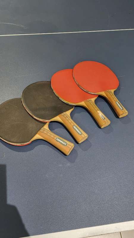 TABLE TENNIS TABLE WITH 4 X RACKETS - COMPLETE AS IN PICTURES