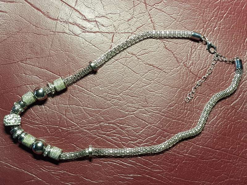 Lovely Necklace With A Lobster Clasp in Very Good Condition - Not Silver - [45,5 cm]