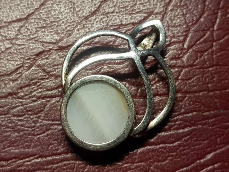 Lovely Genuine Solid Sterling Silver Pendant With Mother Of Pearl in Very Good Condition - [5,9 g]