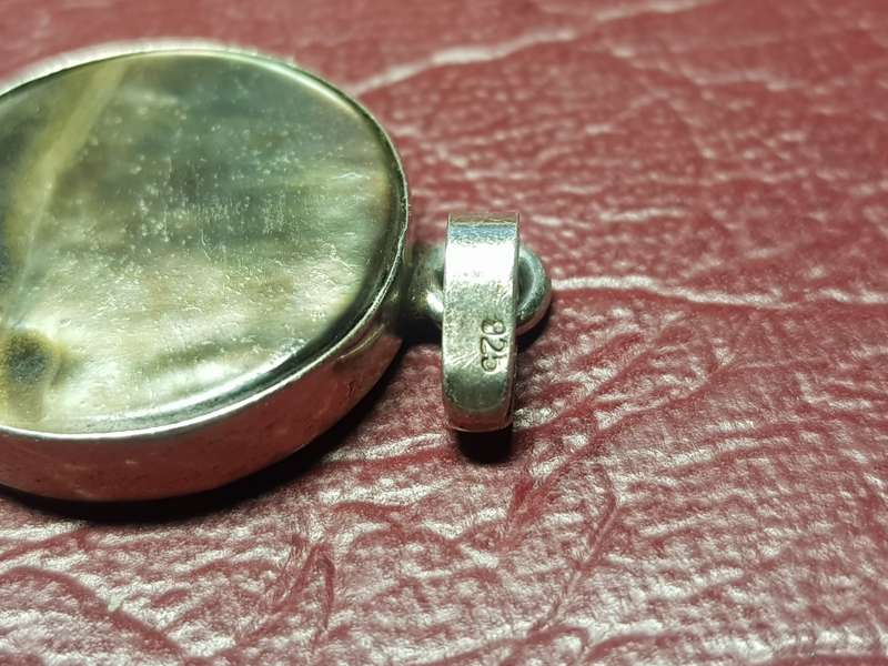 Lovely Genuine Solid Sterling Silver Pendant With Mother Of Pearl in Very Good Condition - [4,1 g]