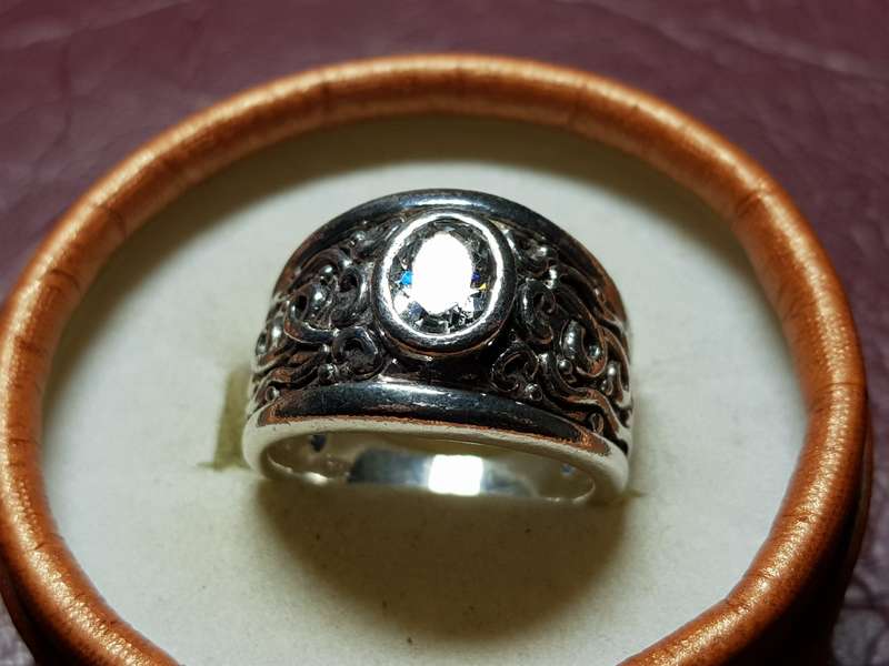 Lovely Genuine Solid Sterling Silver Ring In Very Good Condition - [9.6 g]