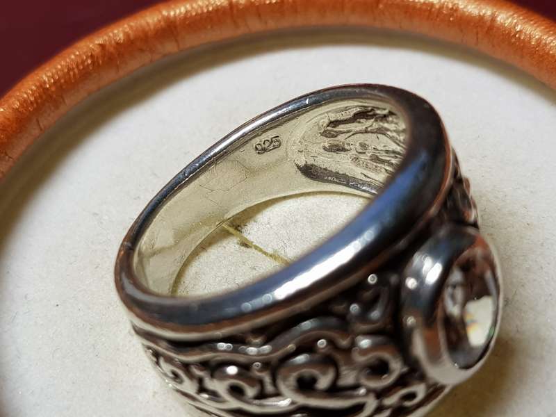 Lovely Genuine Solid Sterling Silver Ring In Very Good Condition - [9.6 g]