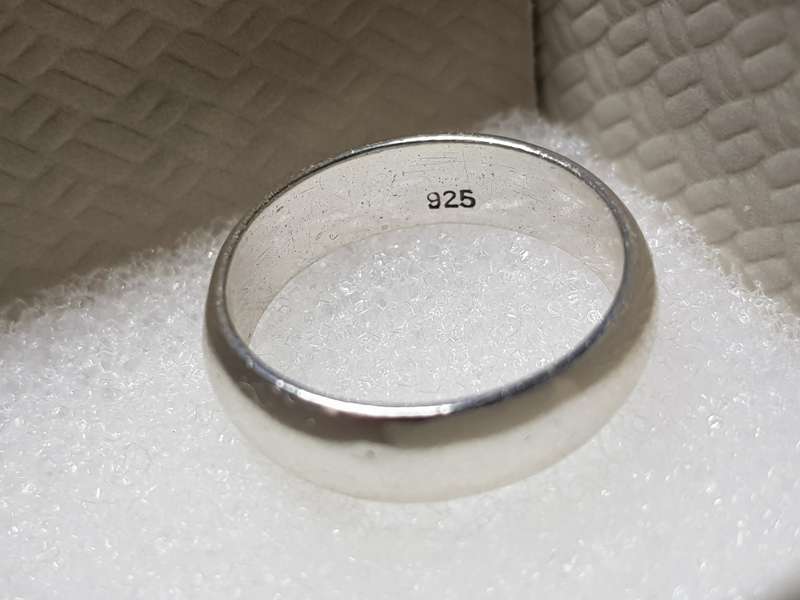 Lovely genuine Solid Sterling Silver Ring In Very Good Condition - [1,95 g]