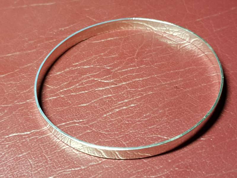 Lovely Genuine Solid Sterling Silver Bangle In Very Good Condition - [10 g]