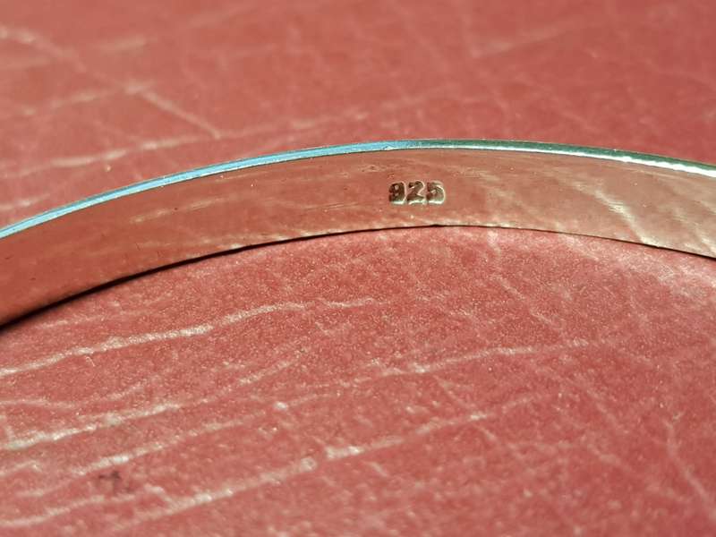 Lovely Genuine Solid Sterling Silver Bangle In Very Good Condition - [10 g]