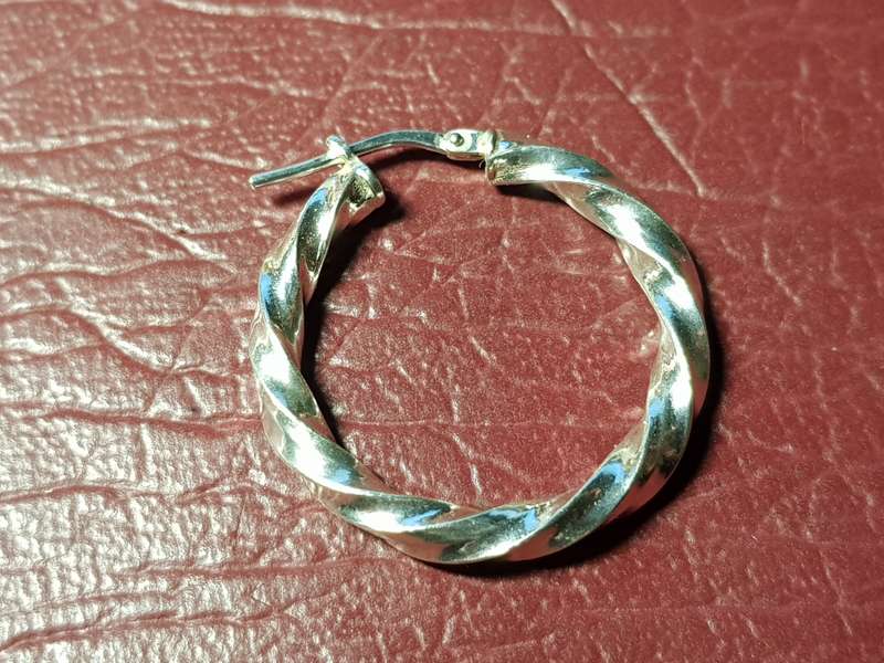 Only One Solid Sterling Silver Earring In Very Good Condition - [1,8 g]