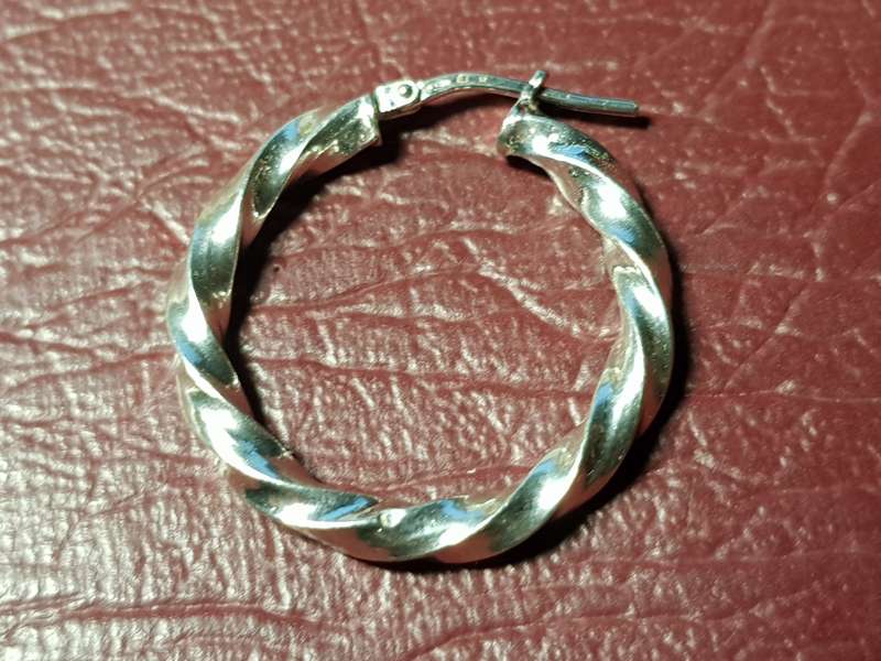 Only One Solid Sterling Silver Earring In Very Good Condition - [1,8 g]