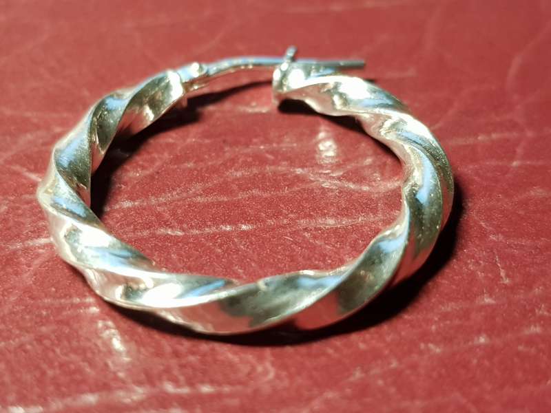 Only One Solid Sterling Silver Earring In Very Good Condition - [1,8 g]