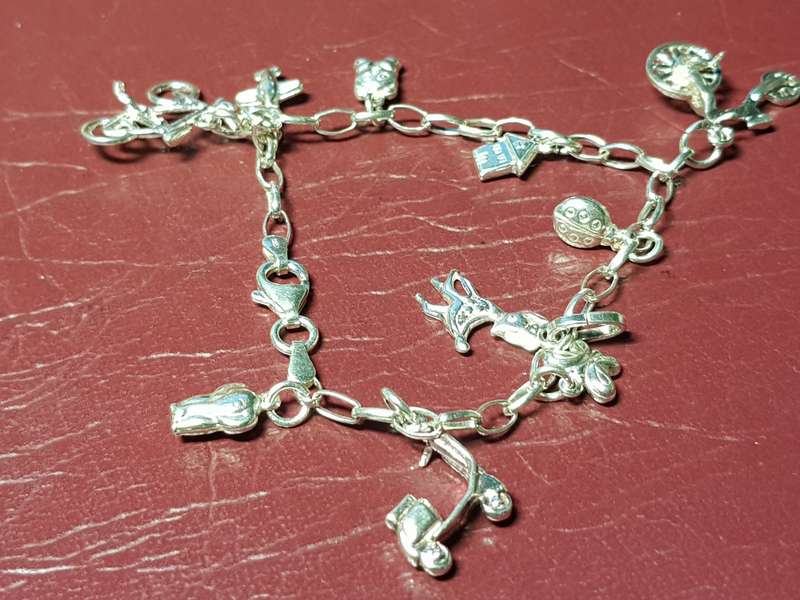 Lovely Genuine Solid Sterling Silver Charm Bracelet in Excellent Condition - [11 g]
