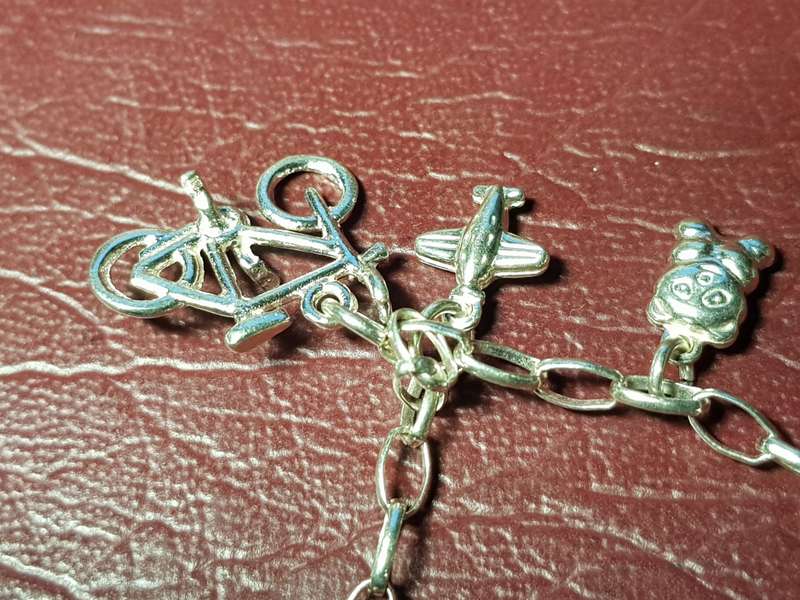 Lovely Genuine Solid Sterling Silver Charm Bracelet in Excellent Condition - [11 g]