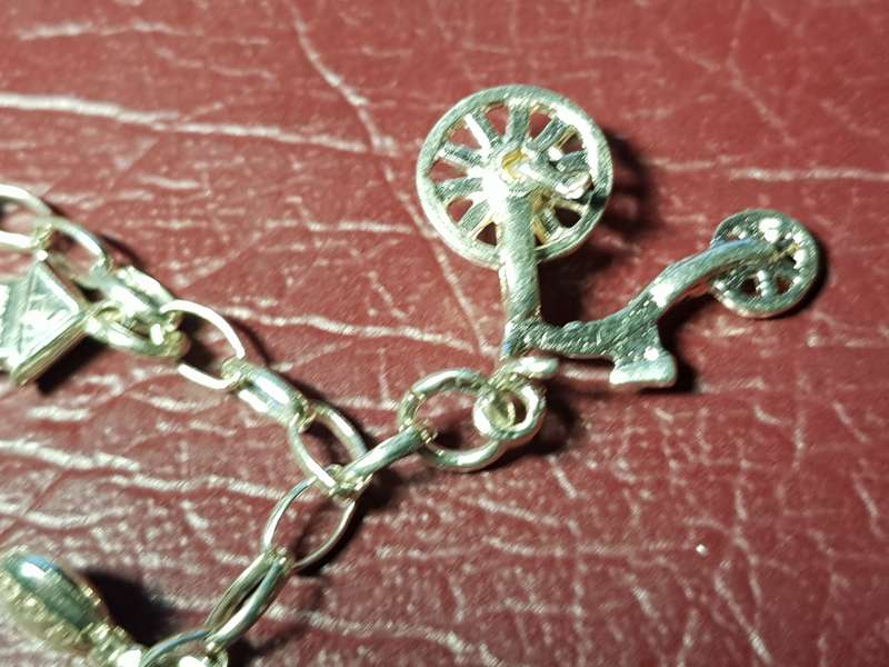 Lovely Genuine Solid Sterling Silver Charm Bracelet in Excellent Condition - [11 g]