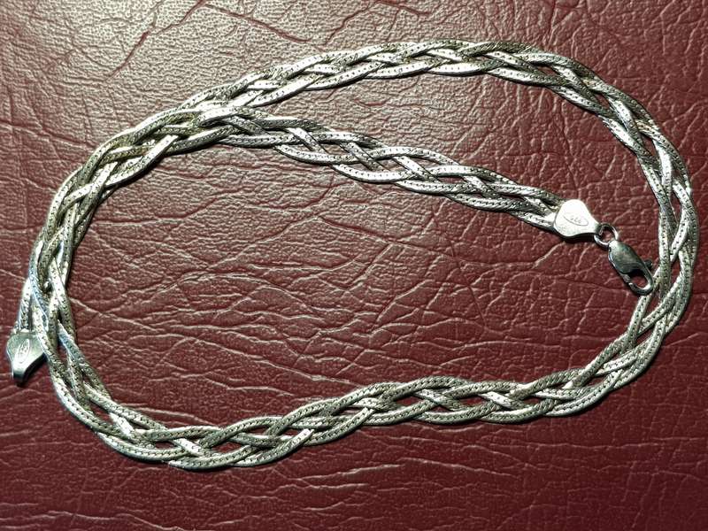 Lovely Genuine Solid Sterling Silver Necklace With Italian Clasp in Excellent Condition - [14 g]
