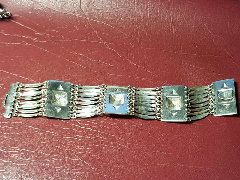 Lovely Unique Genuine Solid Sterling Silver Bracelet in Excellent Condition - [51 g]