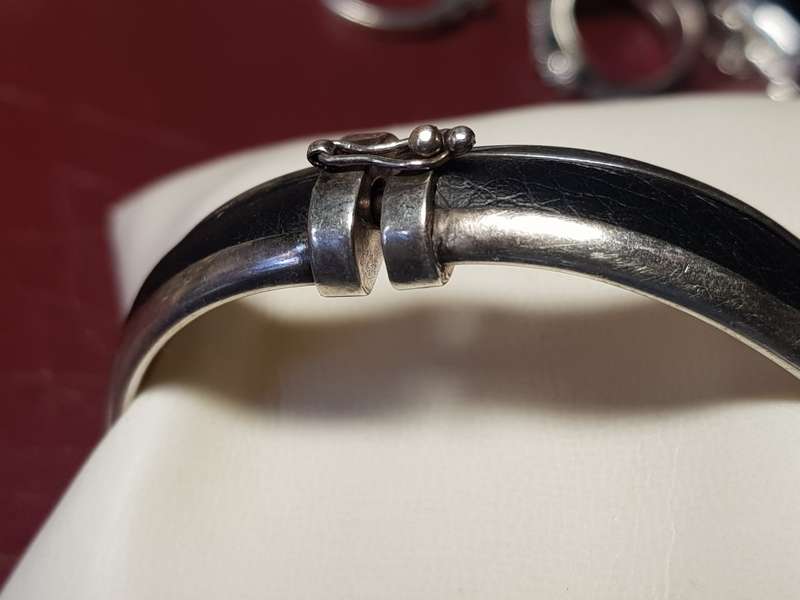 Lovely Genuine Solid Sterling Silver Bangle With Leather Inlay In Very Good Condition - [16,2 g]
