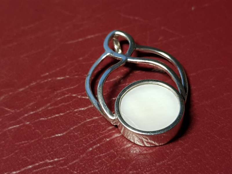 Lovely Genuine Solid Sterling Silver Pendant With Mother Of Pearl - [5 g]
