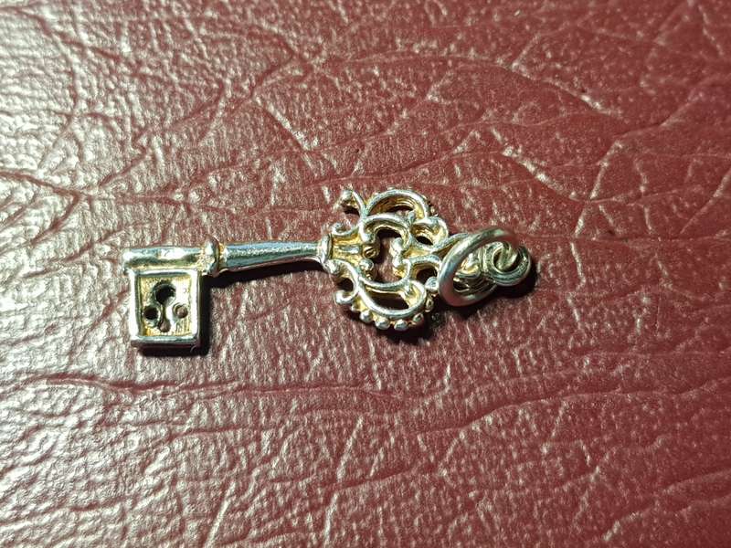 Lovely Genuine Solid Sterling Silver Charm In Very Good Condition - [Length 25 mm]