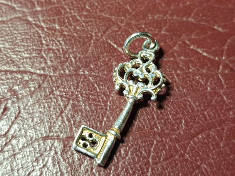 Lovely Genuine Solid Sterling Silver Charm In Very Good Condition - [Length 25 mm]