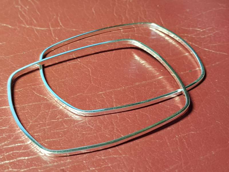 A Pair Of Genuine Solid Sterling Silver Bangles In Excellent Condition - 11 gram *