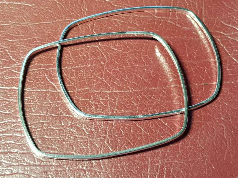 A Pair Of Genuine Solid Sterling Silver Bangles In Excellent Condition - 11 gram *
