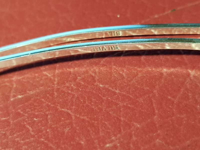 A Pair Of Genuine Solid Sterling Silver Bangles In Excellent Condition - 11 gram *