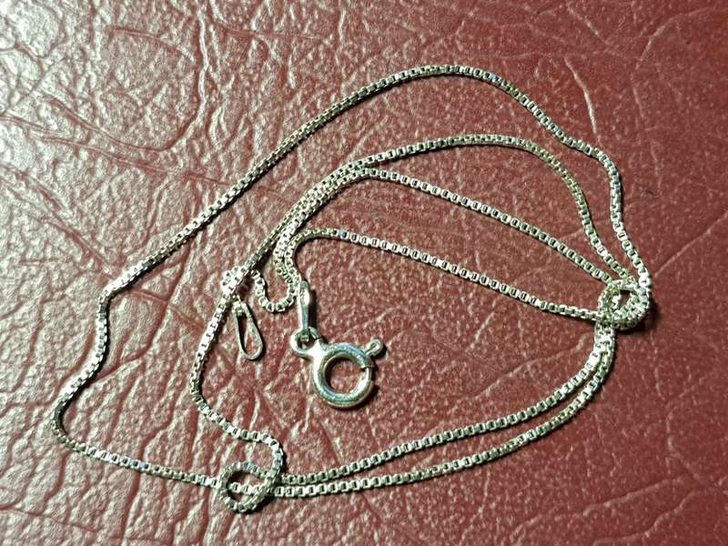 Lovely Genuine Solid Sterling Silver Box Necklace In Very Good Condition - [1,75 g]