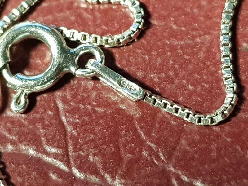 Lovely Genuine Solid Sterling Silver Box Necklace In Very Good Condition - [1,75 g]