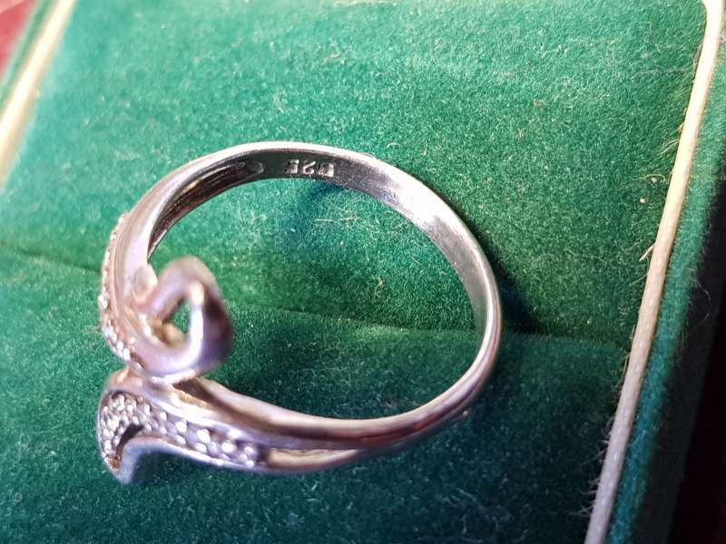 Lovely Genuine Solid Sterling Silver Ring In Very Good Condition - [2,3 g]