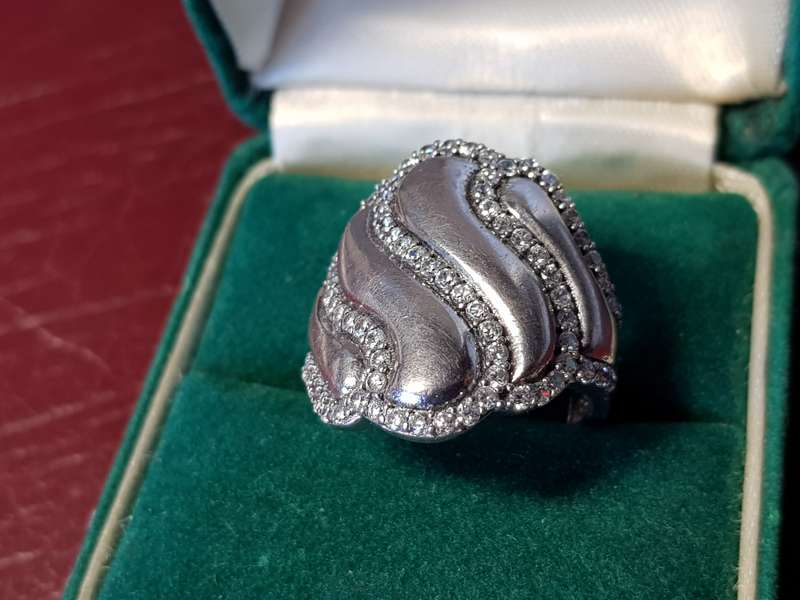 Lovely Genuine Solid Sterling Silver Ring In Excellent Condition - [6,1 g]