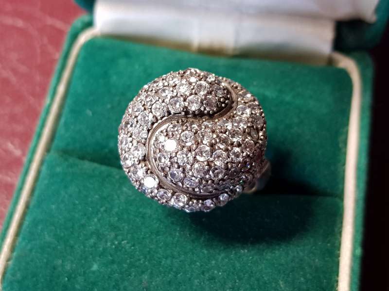 Lovely Genuine Solid Sterling Silver Ring In Excellent Condition - [9 g]