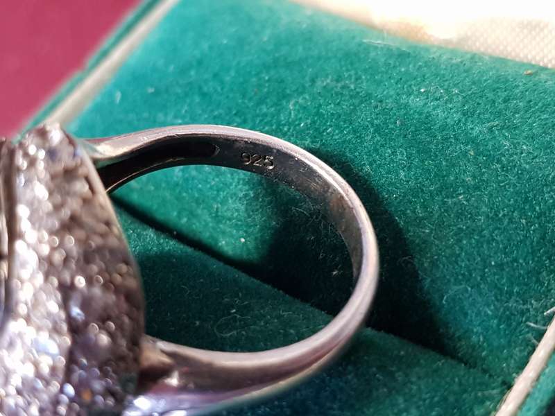Lovely Genuine Solid Sterling Silver Ring In Excellent Condition - [9 g]