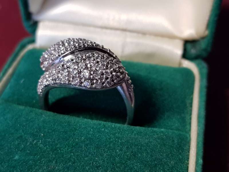 Lovely Genuine Solid Sterling Silver Ring In Perfect Condition - [4,1 g]