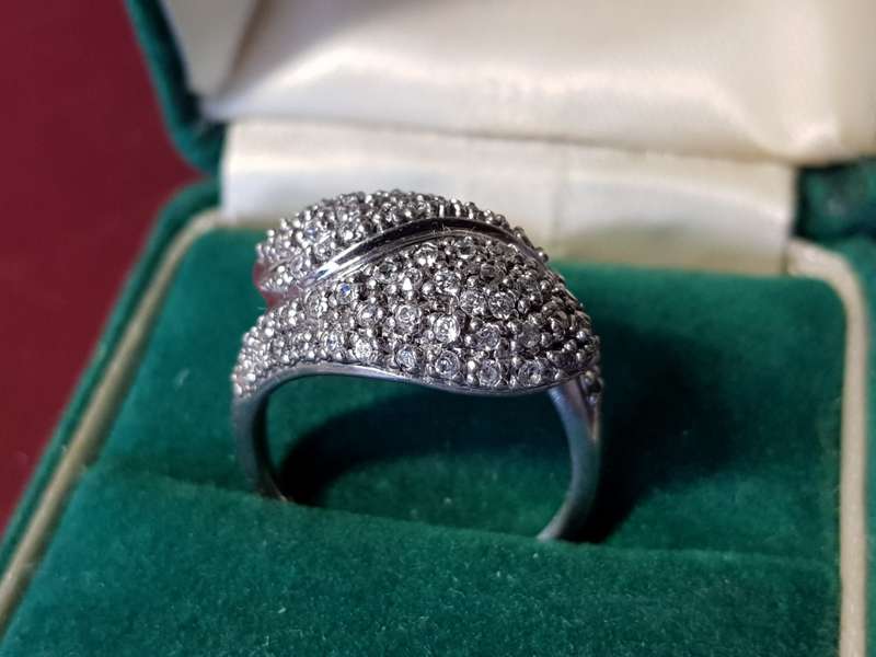 Lovely Genuine Solid Sterling Silver Ring In Perfect Condition - [4,1 g]
