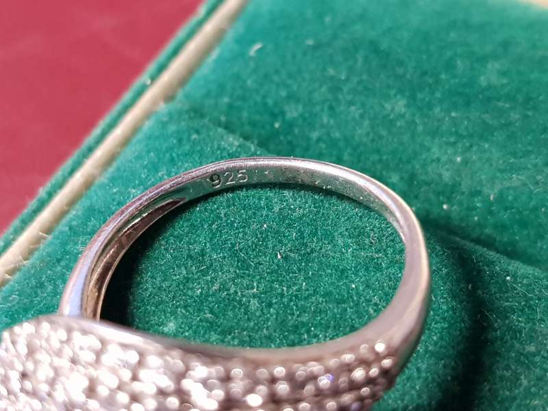 Lovely Genuine Solid Sterling Silver Ring In Perfect Condition - [4,1 g]