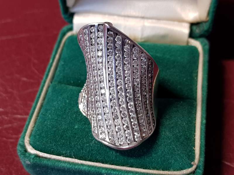 Lovely Genuine Solid Sterling Silver Ring In Perfect Condition - [7,9 g]