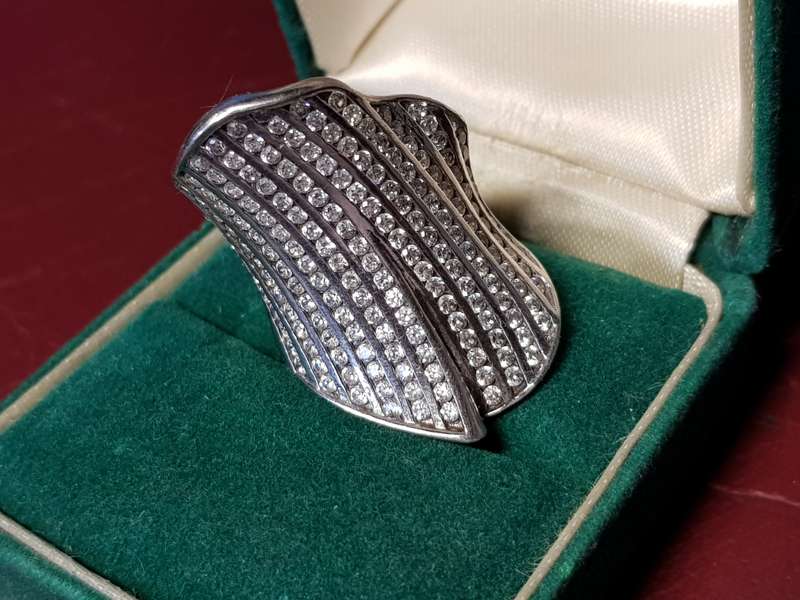 Lovely Genuine Solid Sterling Silver Ring In Perfect Condition - [7,9 g]