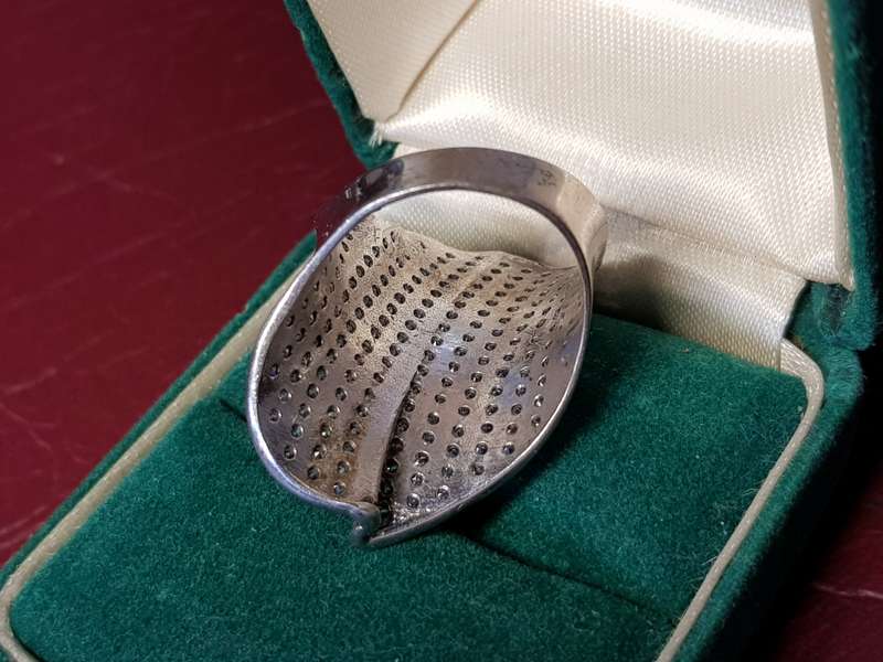 Lovely Genuine Solid Sterling Silver Ring In Perfect Condition - [7,9 g]