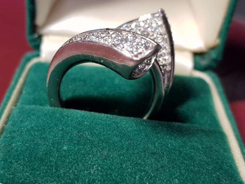 Lovely Genuine Solid Sterling Silver Ring In Perfect Condition - [12 g]