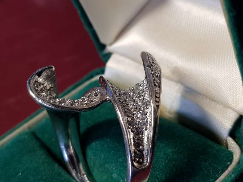 Lovely Genuine Solid Sterling Silver Ring In Perfect Condition - [12 g]
