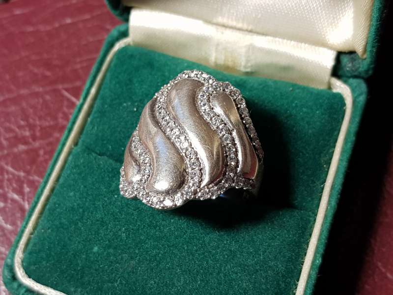 Lovely Genuine Solid Sterling Silver Ring In Excellent Condition - [5,6 g]